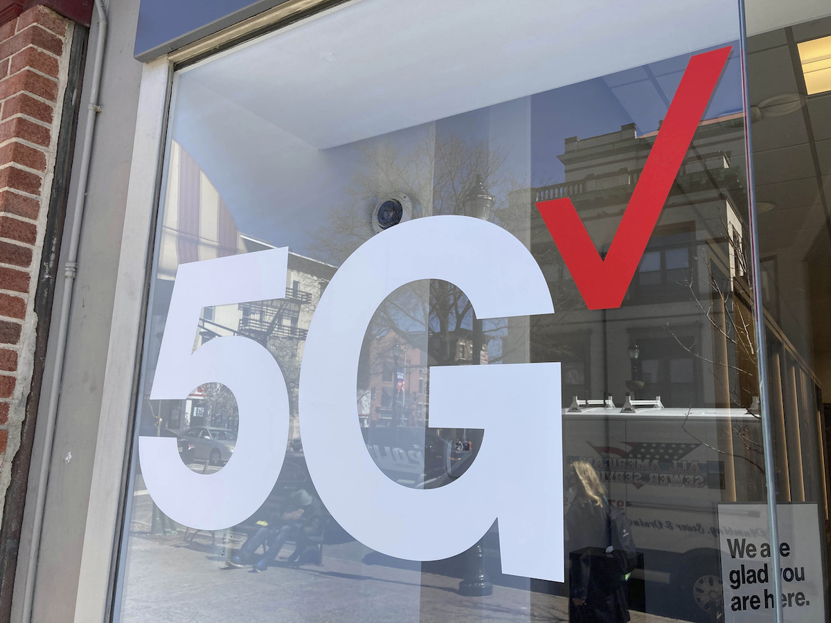 5G display at Verizon store in Hoboken