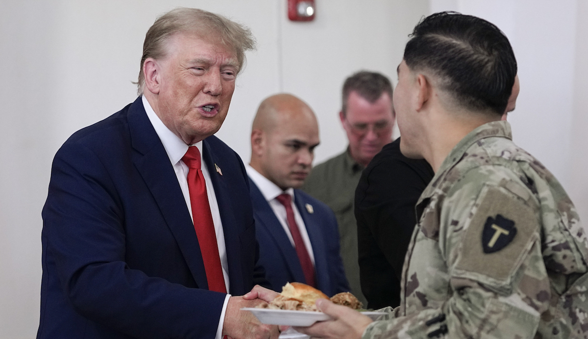 Trump hands food to Texas national guard troops, 11-19-2023