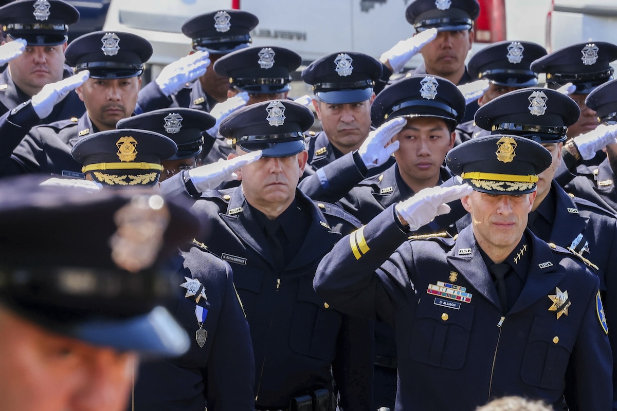 Oakland police officers for prebunking story
