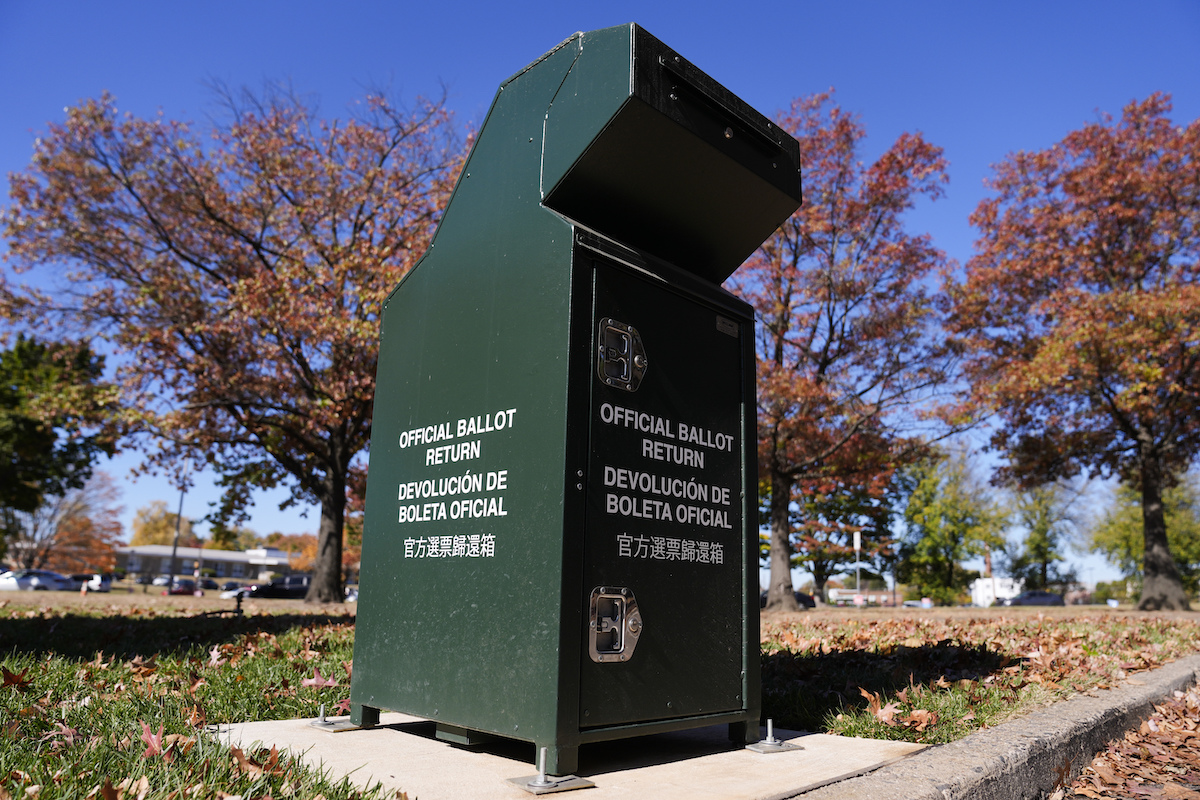 Urna de devolución de votos en Pensilvania 10/25/24