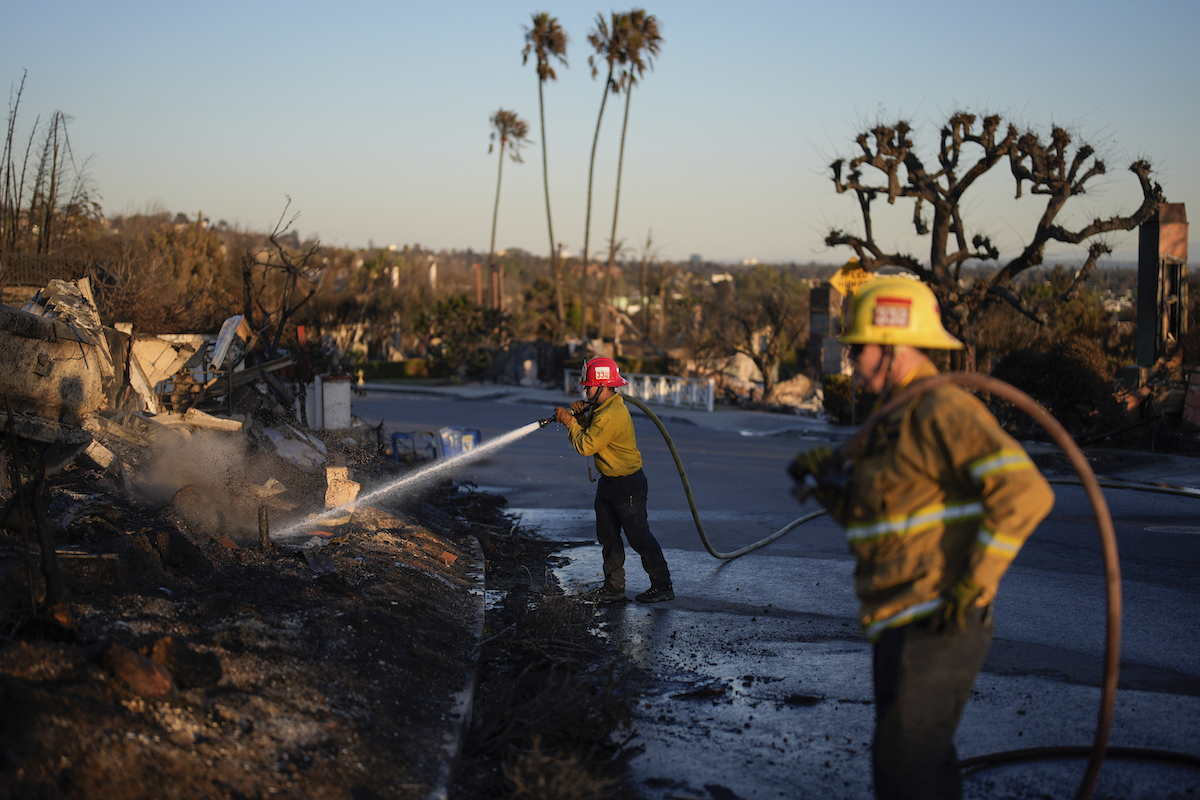 Foto de bomberos en el incendio de Los Angeles 01-11-25