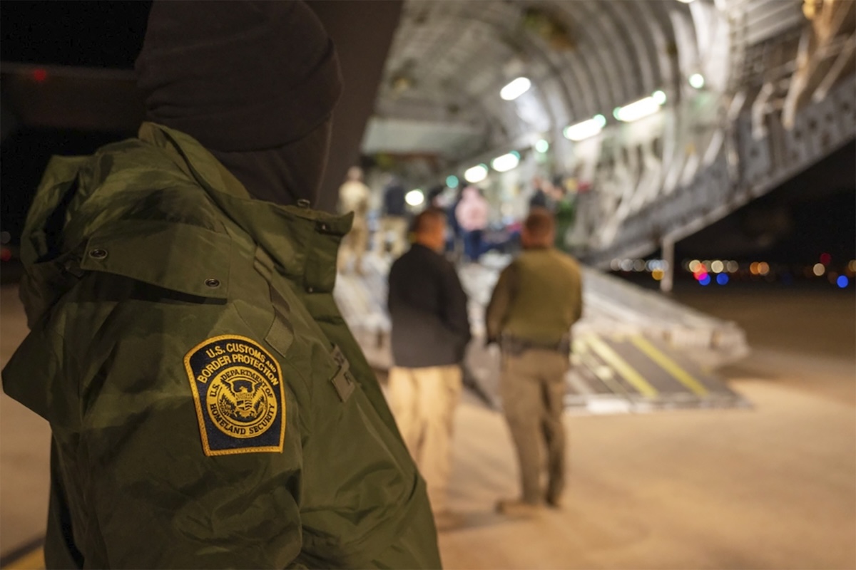 Military deportation plane, CBP agent in the foreground 01-23-2025