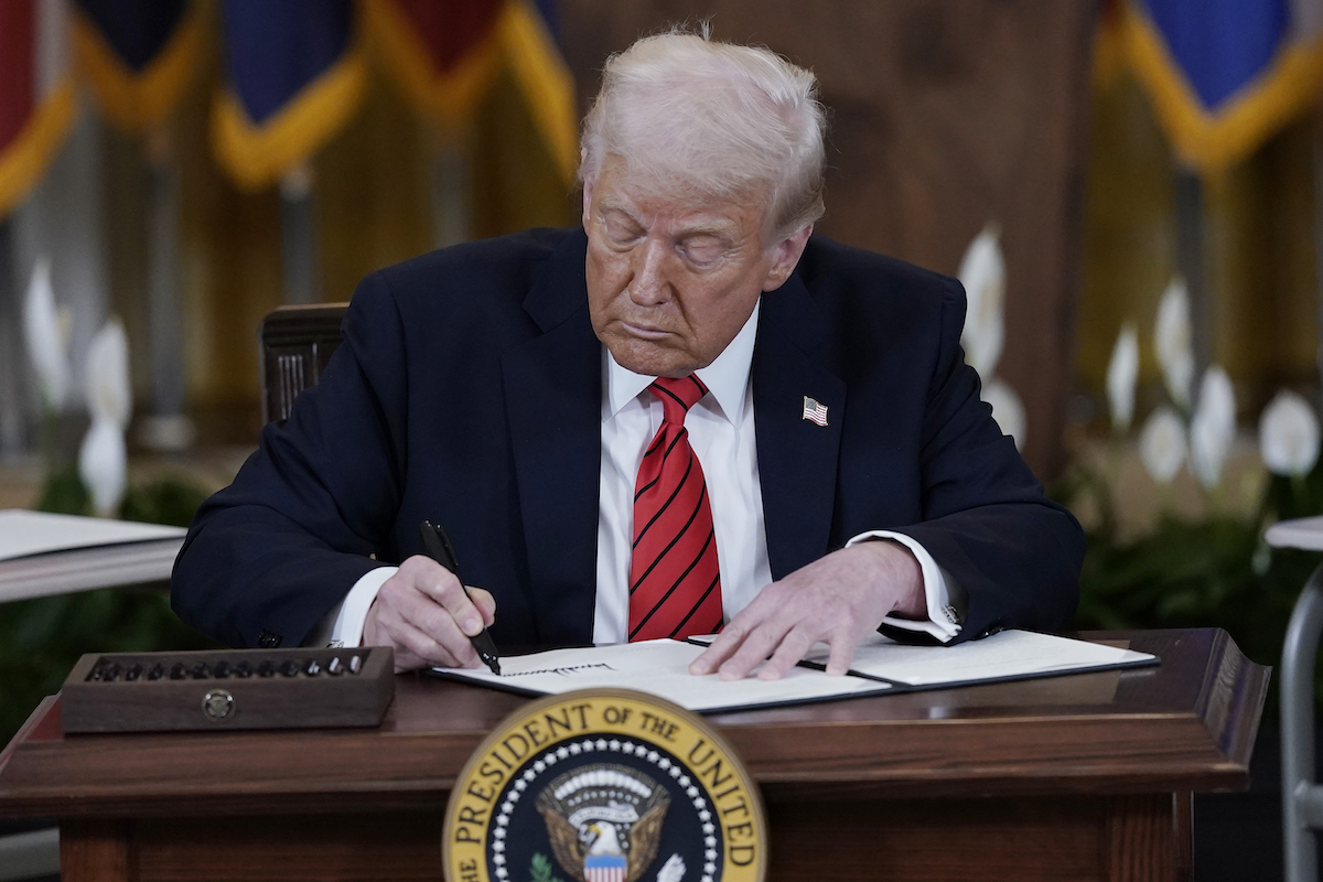 Donald Trump firma orden ejecutiva el 20 de marzo de 2025