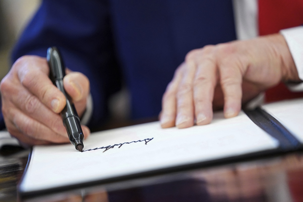 Trump hands signing executive order 04/09/2025