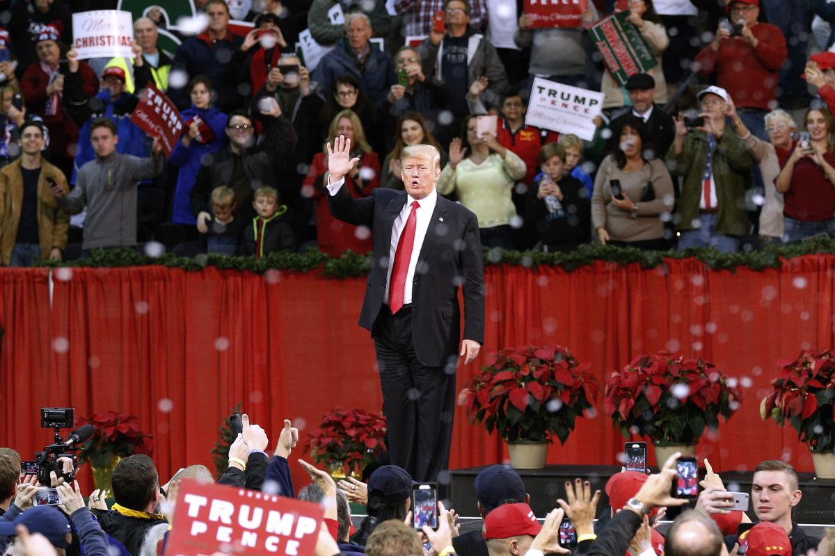 trump greeting crowd in pensacola