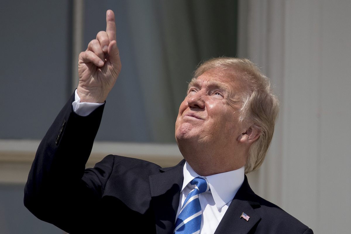 Trump looks at solar eclipse