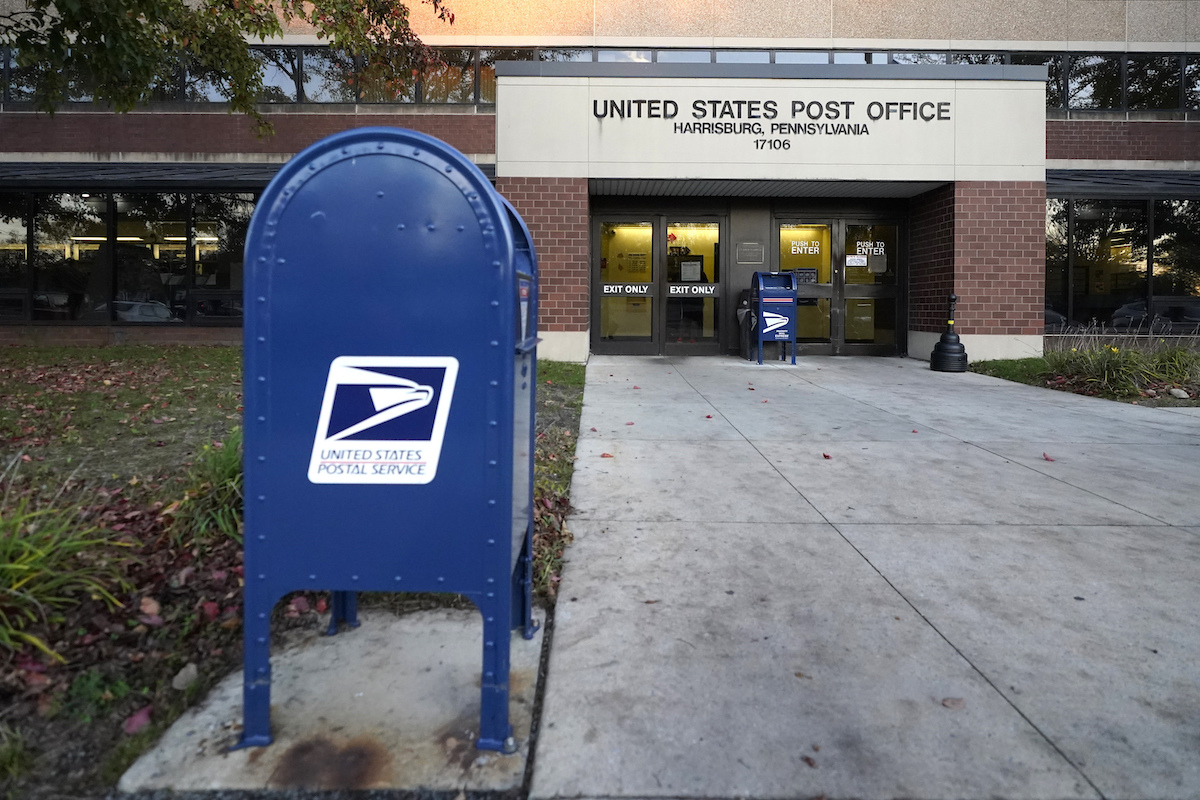 SPANISH: Mailbox outside US Post Office 2020