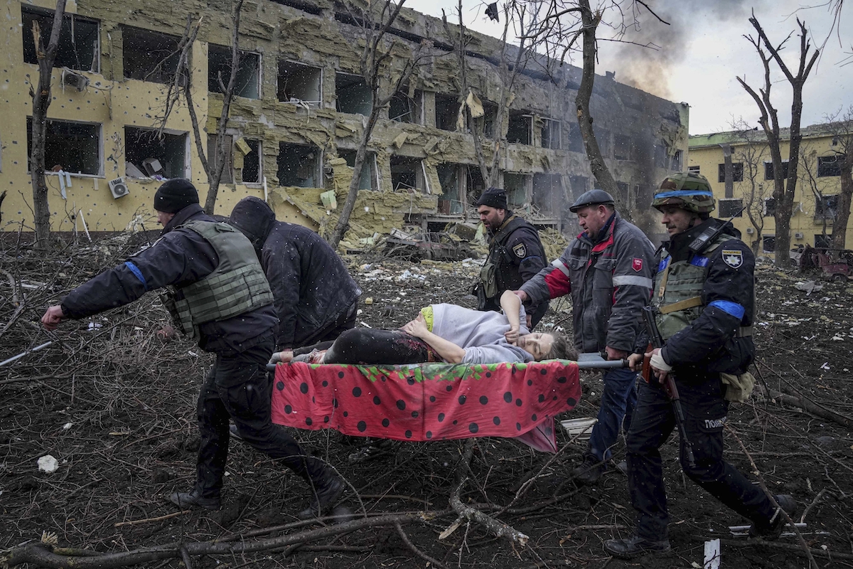 Wounded pregnant women Mariupol hospital bombing