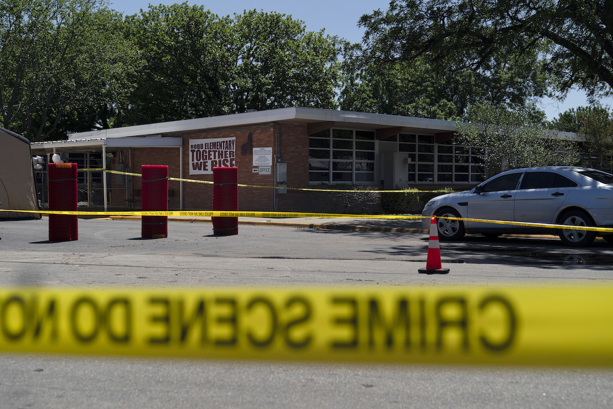 SPANISH: Crime scene tape around Robb Elementary School in Uvalde, Texas