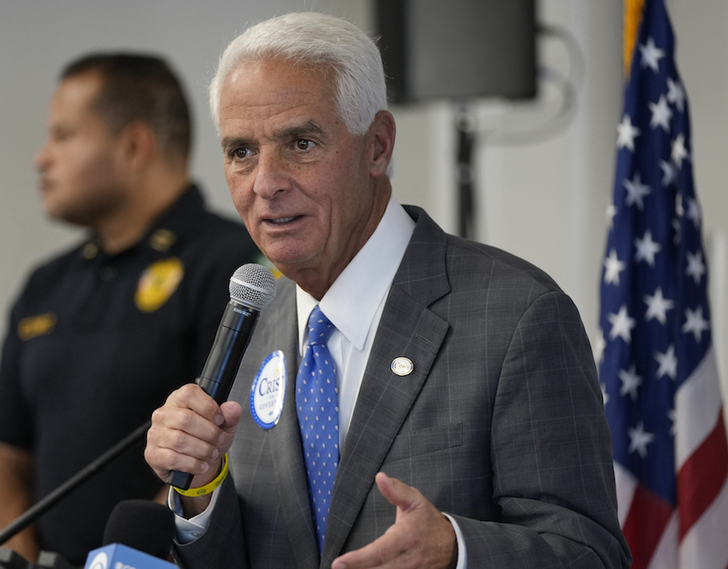 Spanish caption — Charlie Crist oct 2022 pinecrest fl