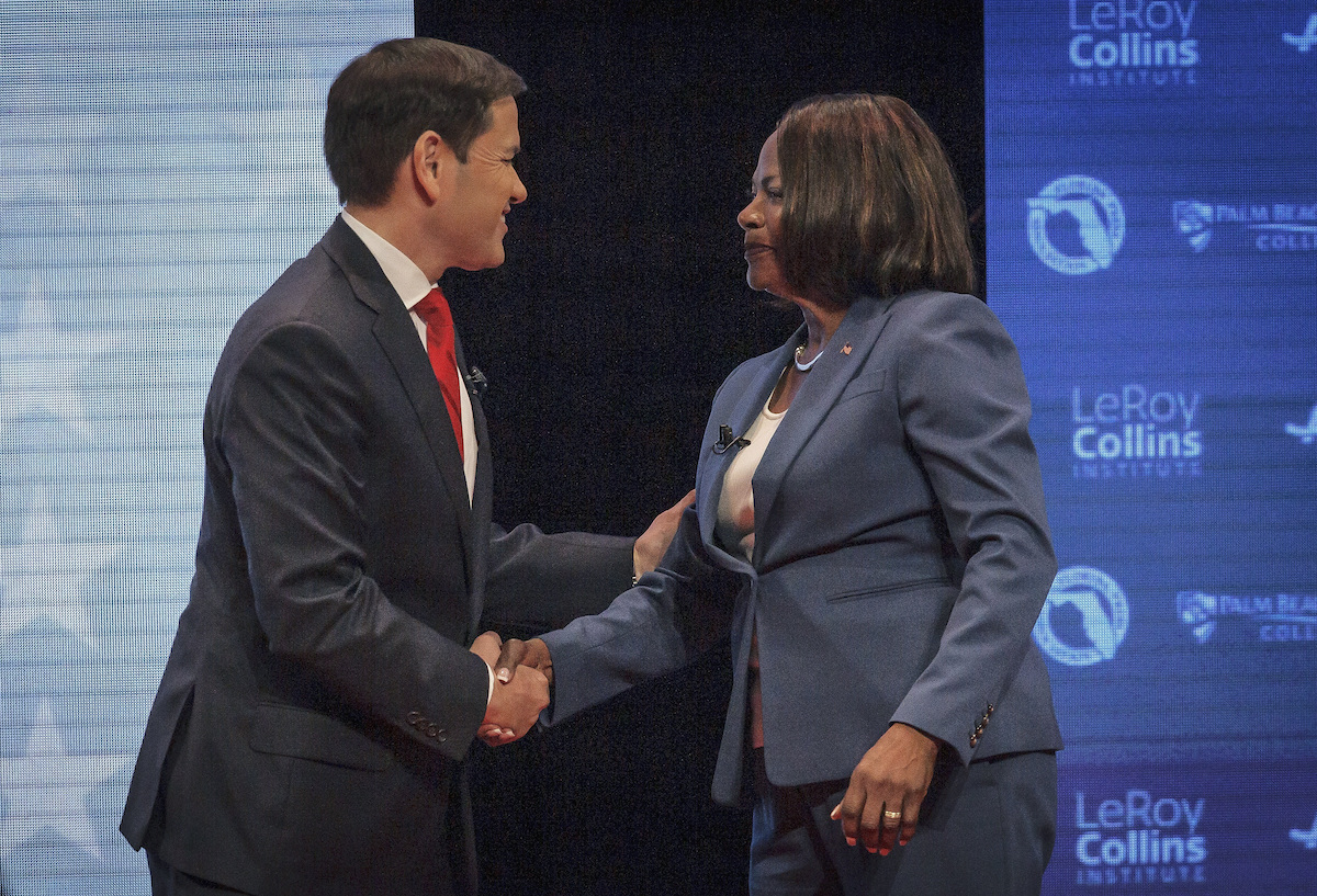 Spanish caption — Demings, Rubio shake hands debate 2022