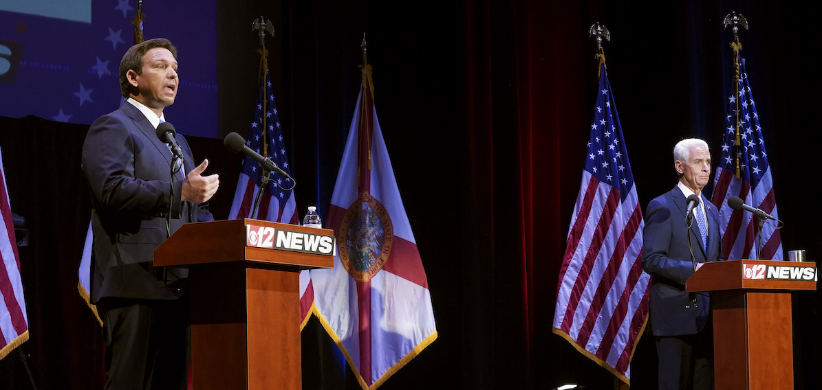 Spanish caption — Ron DeSantis Charlie Crist on stage 2022 debate