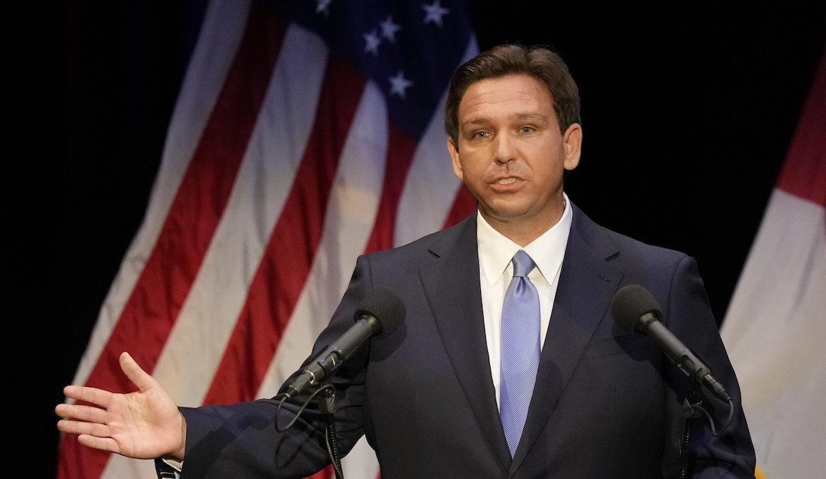 Spanish caption - Ron DeSantis pointing during debate 2022