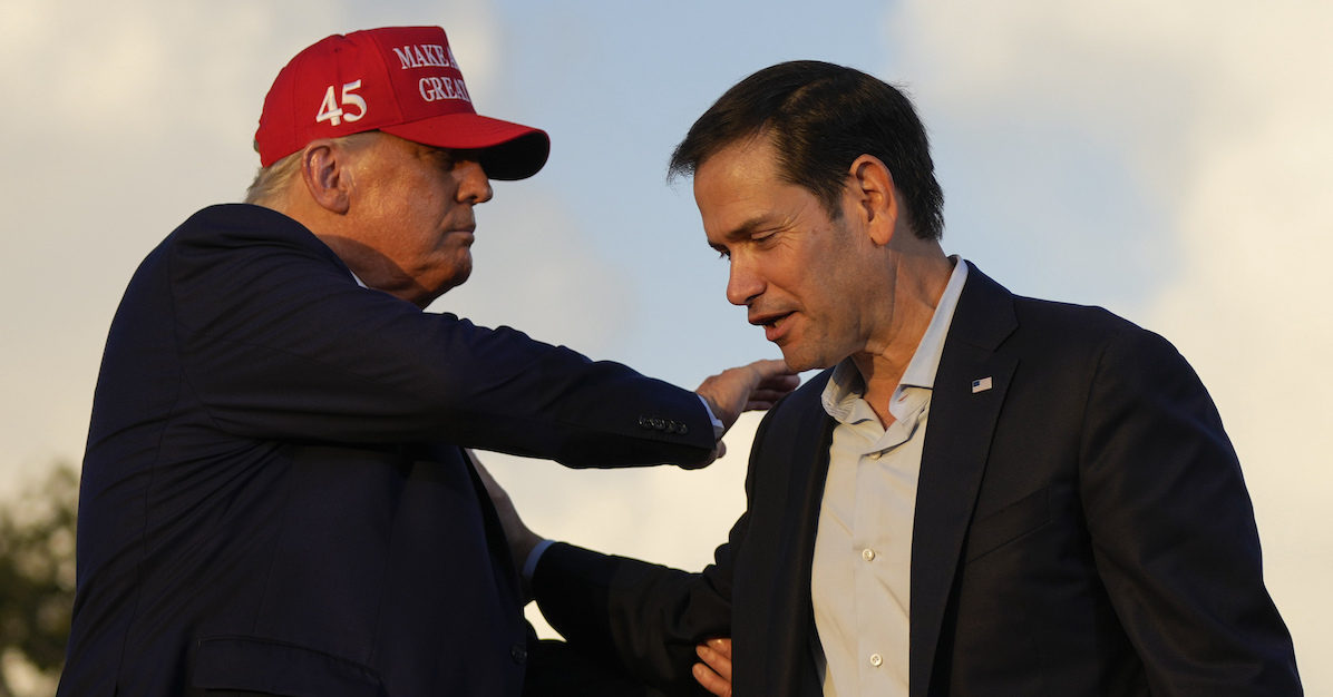SPANISH: Trump pats Rubio's back at Nov. 2022 rally in Miami