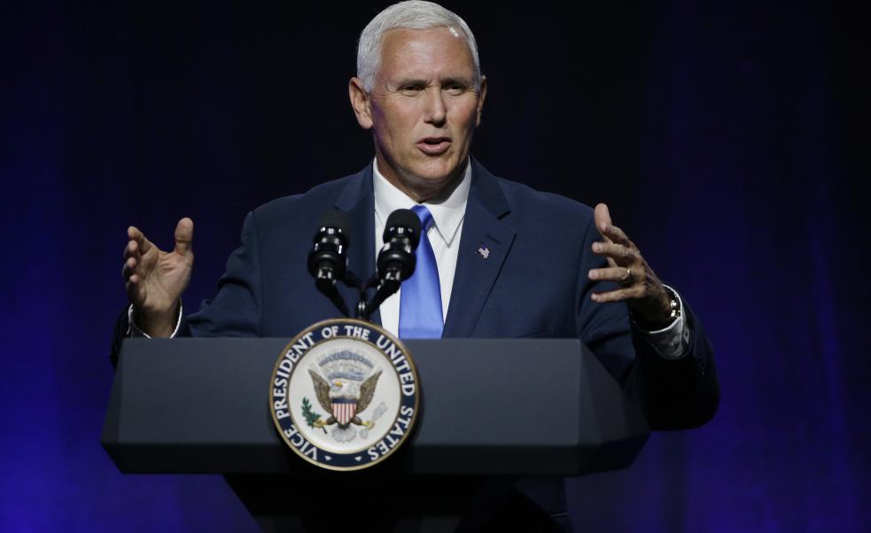 Pence speaking to governors photo