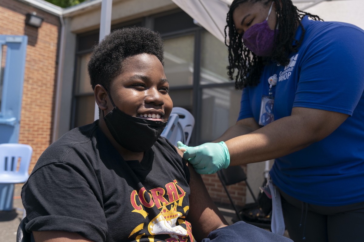 A teenager in Washington receives the COVID-19 vaccine. (AP)