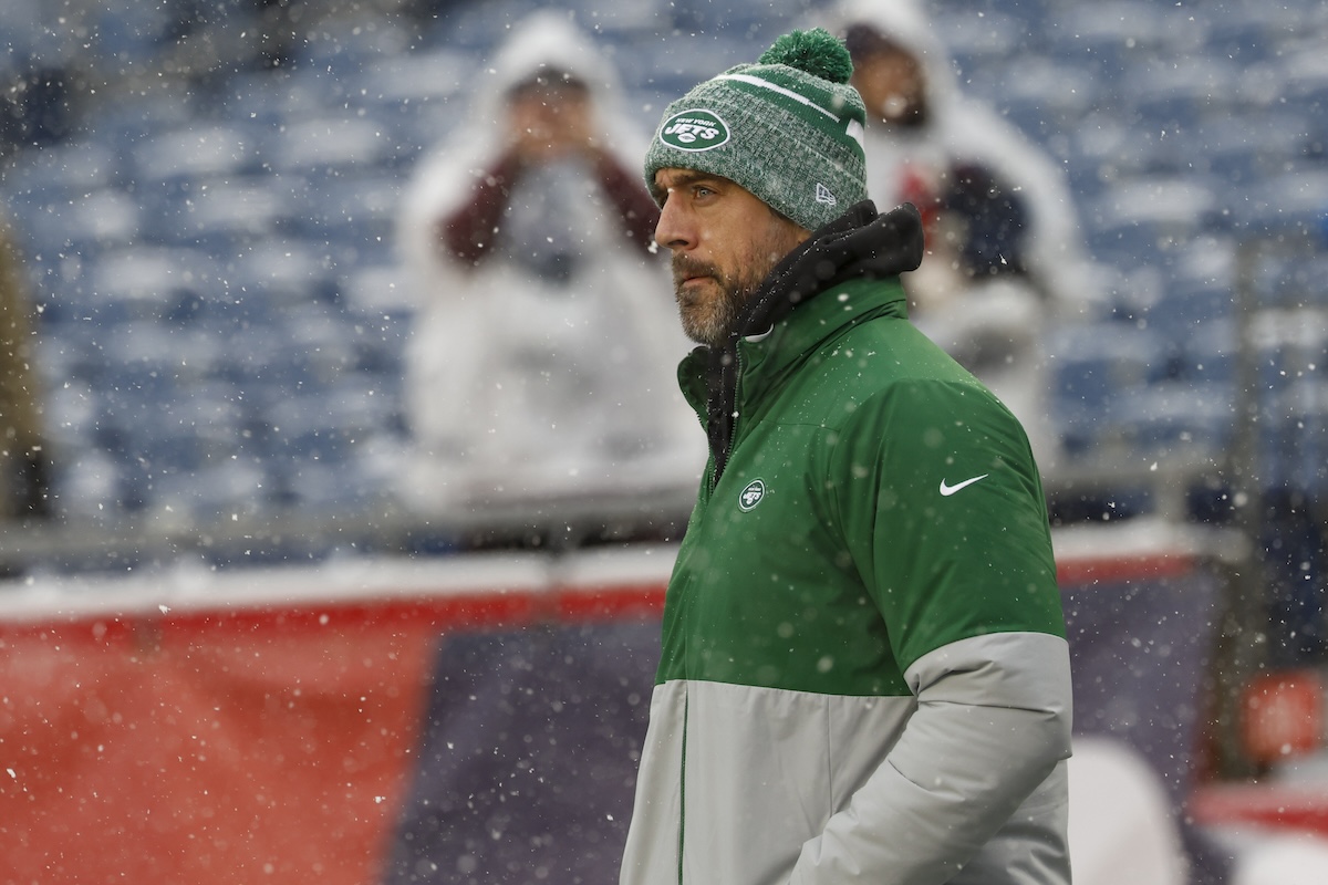 Aaron Rodgers walks onto football field in Foxborough, Mass., 01-07-2024