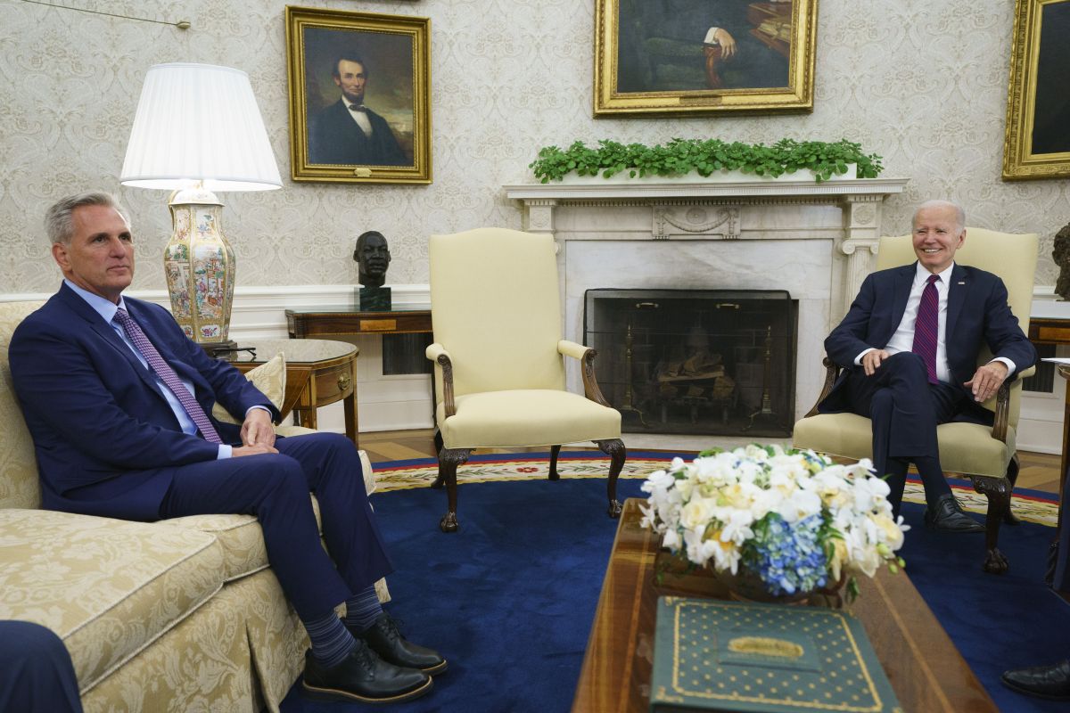 McCarthy and Biden in Oval Office