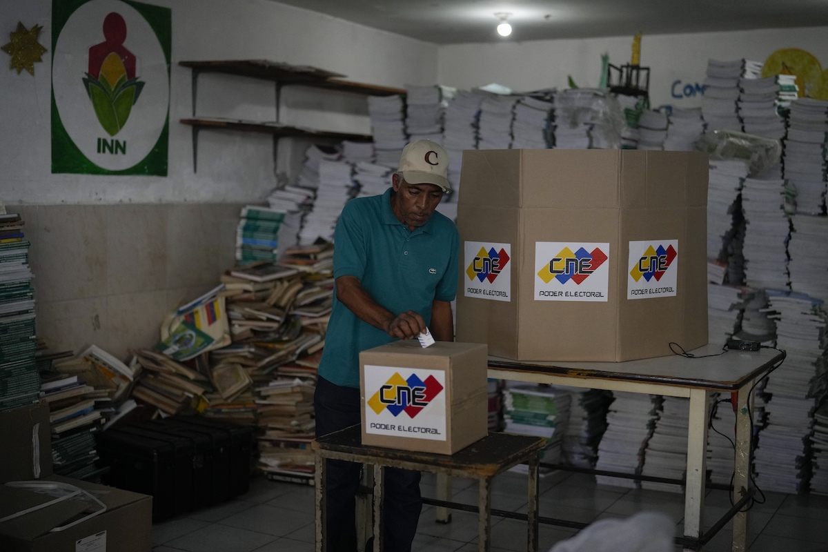 Photo of man voting in Venezuelan election 07/28/24