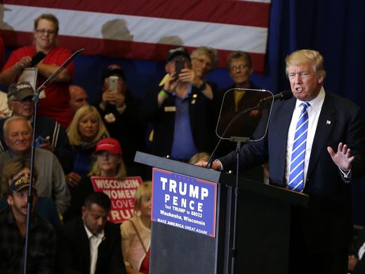 Donald Trump Waukesha Sept 2016 crowd at left