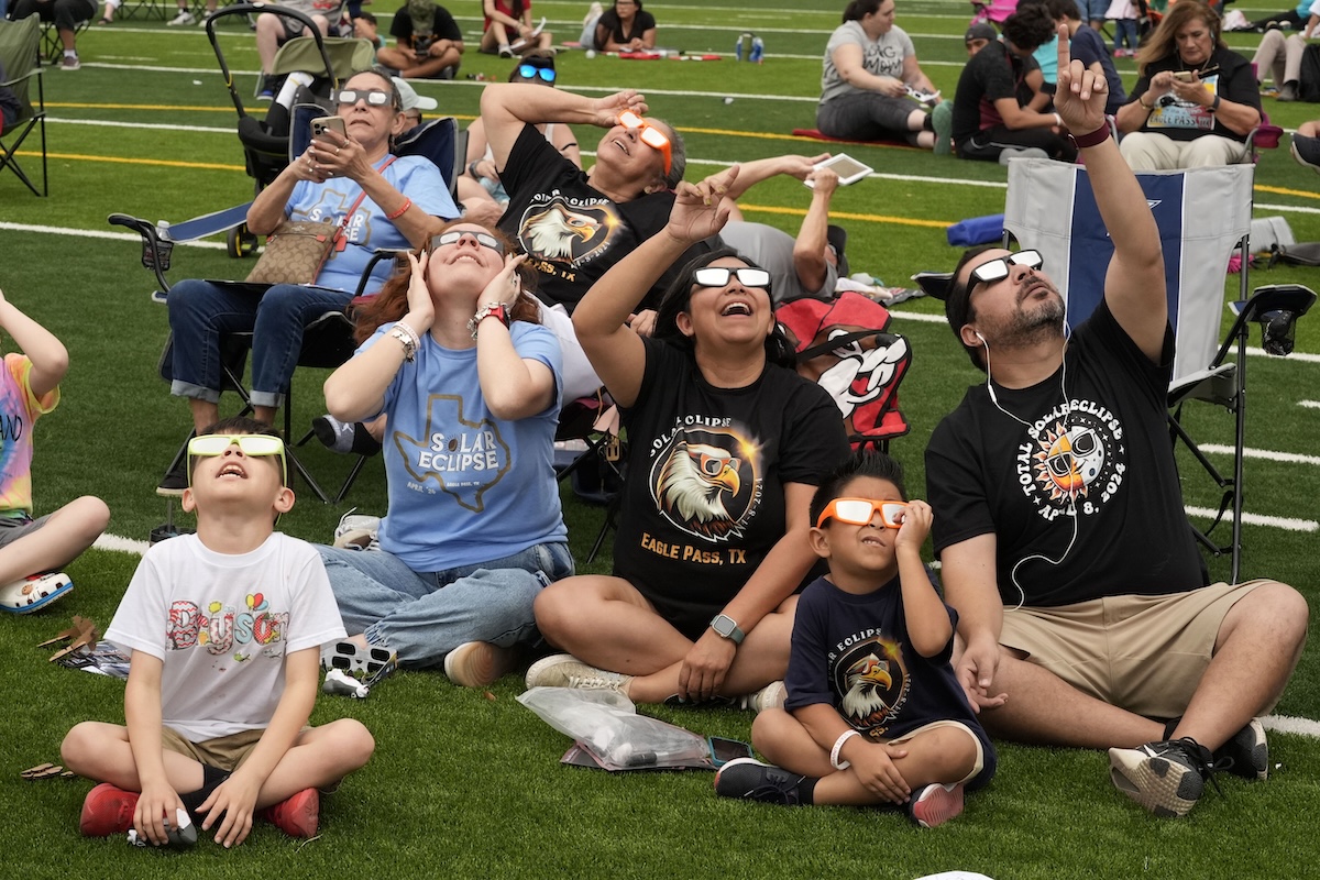 Eclipse viewers in Eagle Pass, Texas, 4-8-2024