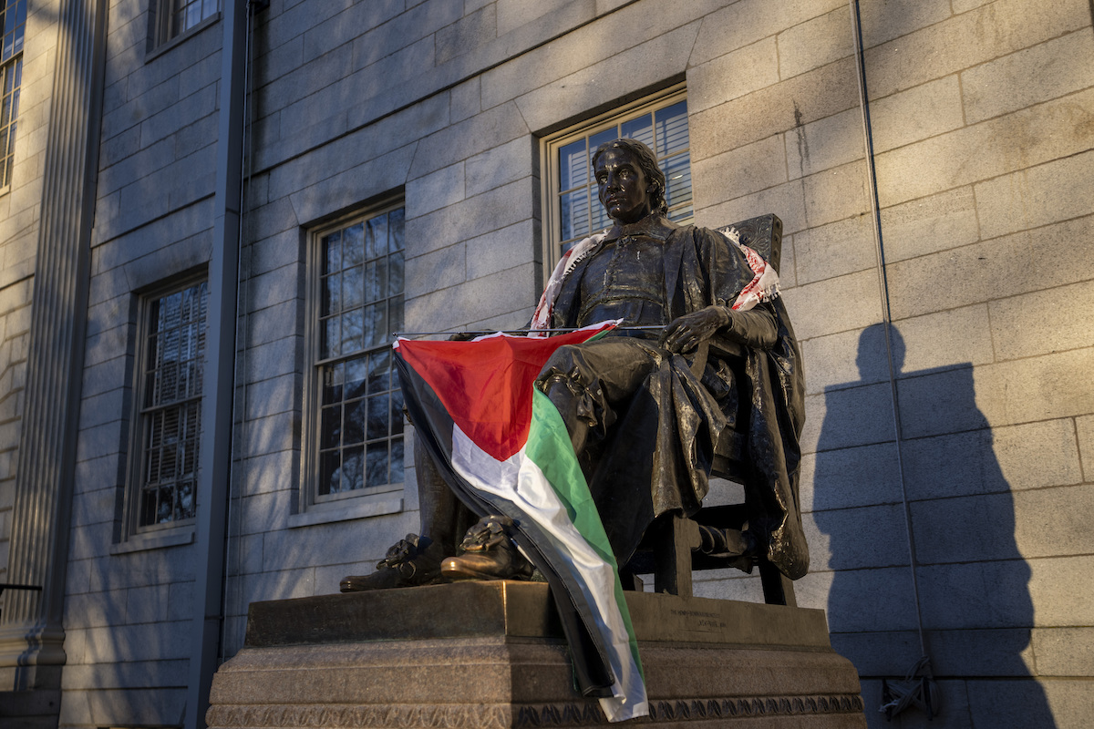 Estatua John Harvard Palestina Spanish 2024