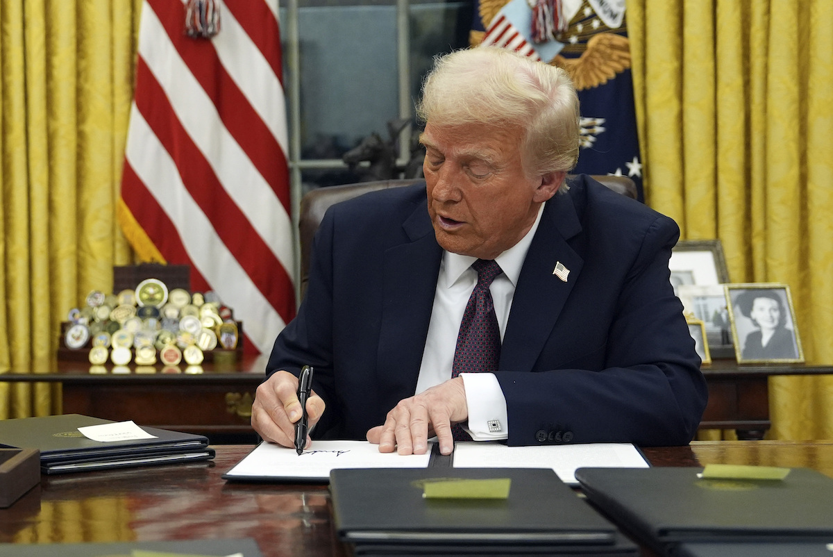 Donald Trump signing order on tiktok in Oval Office, 1-20-2025