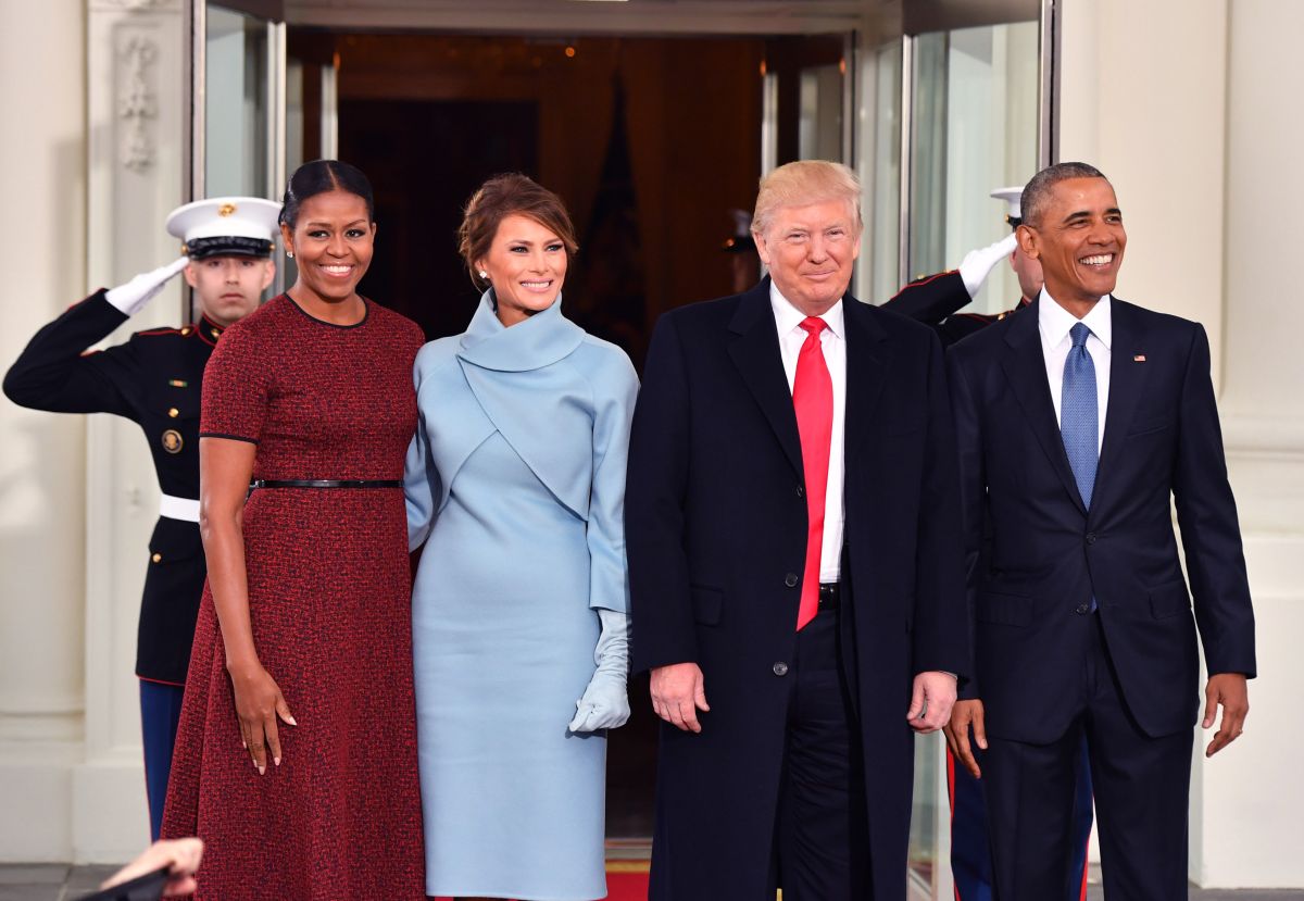 Barack, Michelle, Trump and Melania pose for a picture (inauguration)