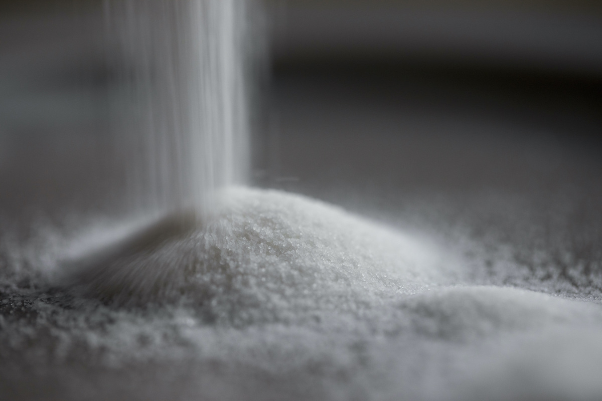 Granulated sugar pour