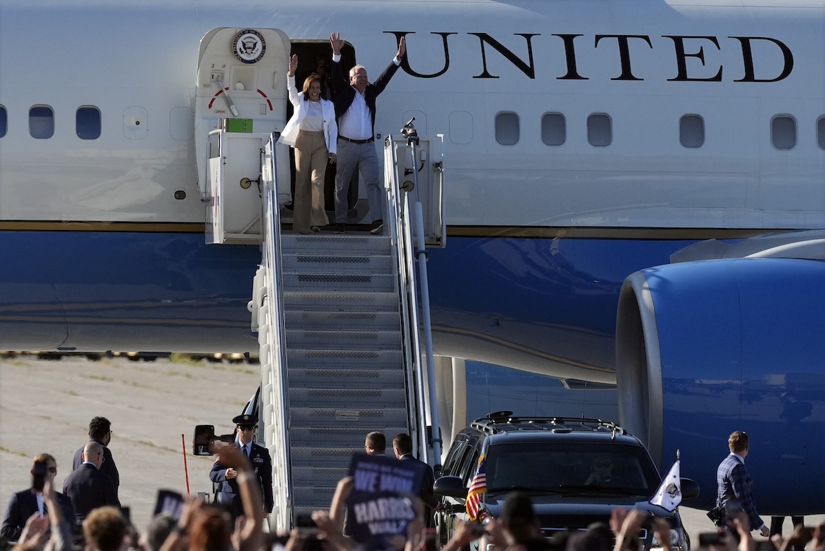 Harris and Walz exit plane in Romulus, Mich. 08-07-2024