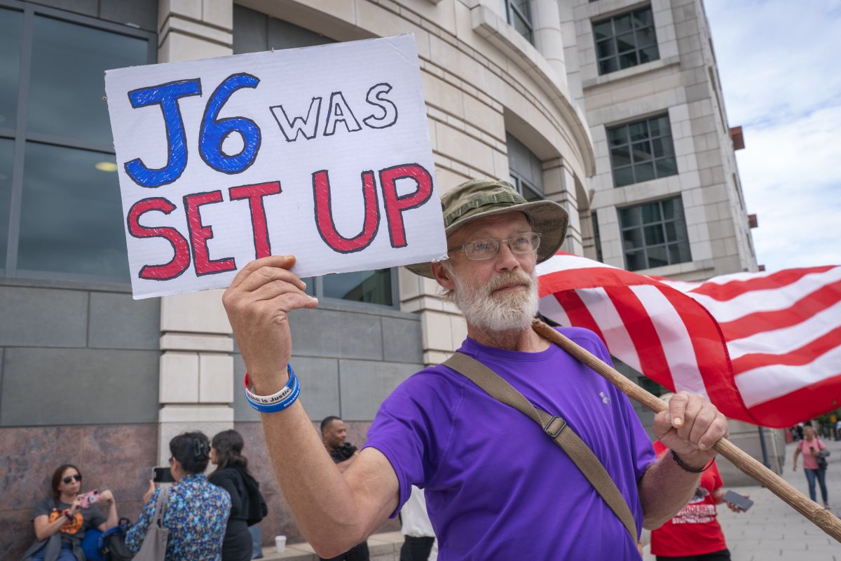 Jan. 6 protester outside court