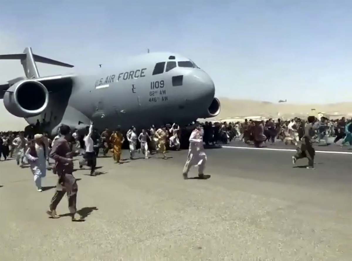 Kabul airport plane crowd Aug 16, 2021