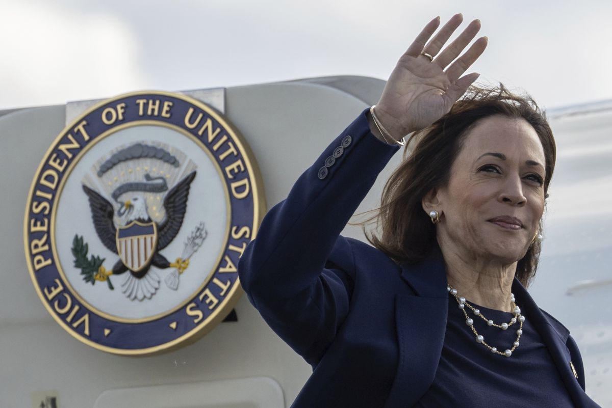 Kamala Harris disembarking from Air Force 2, for tax burden story