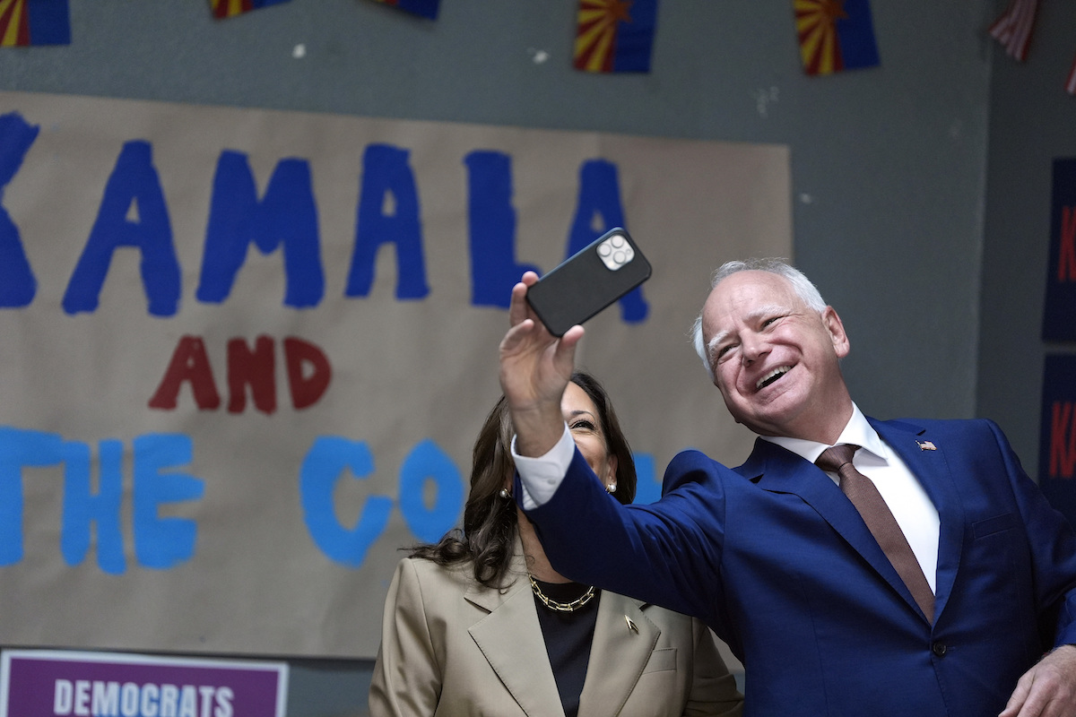 Harris y Walz en oficina de campaña Arizona 08/09/24