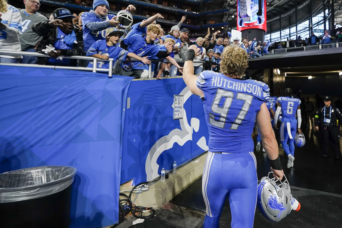 Lions player Aidan Hutchinson walks into locker room after game 10-08-2023