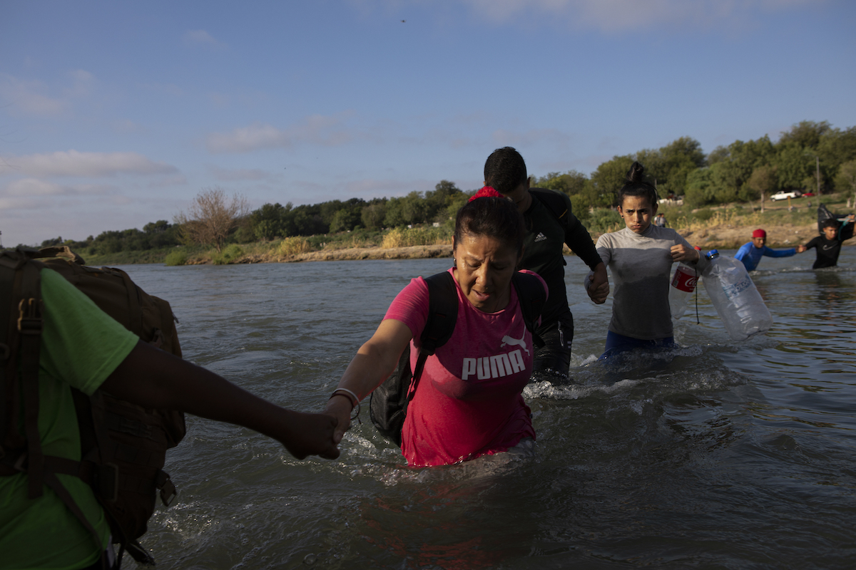 Migrantes cruzando Río Bravo