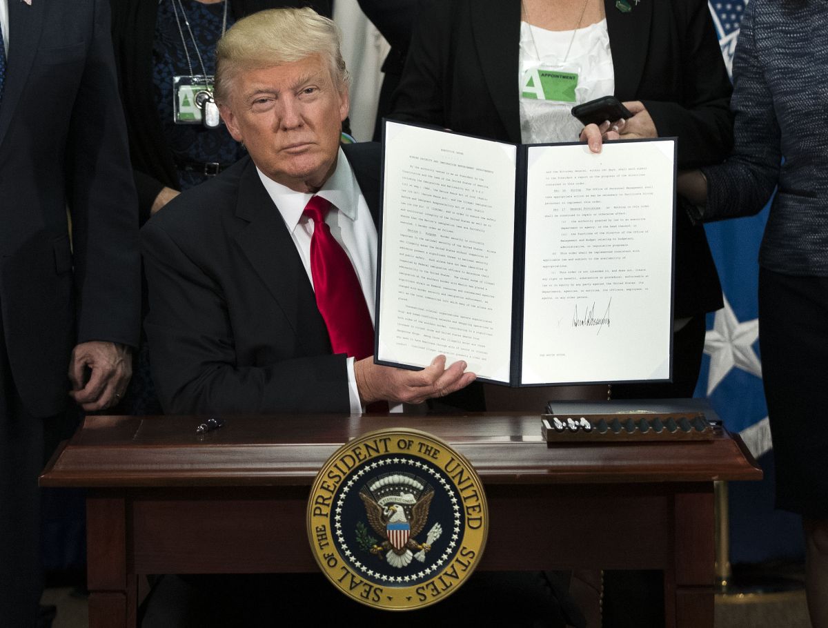 Trump holds executive action on border wall