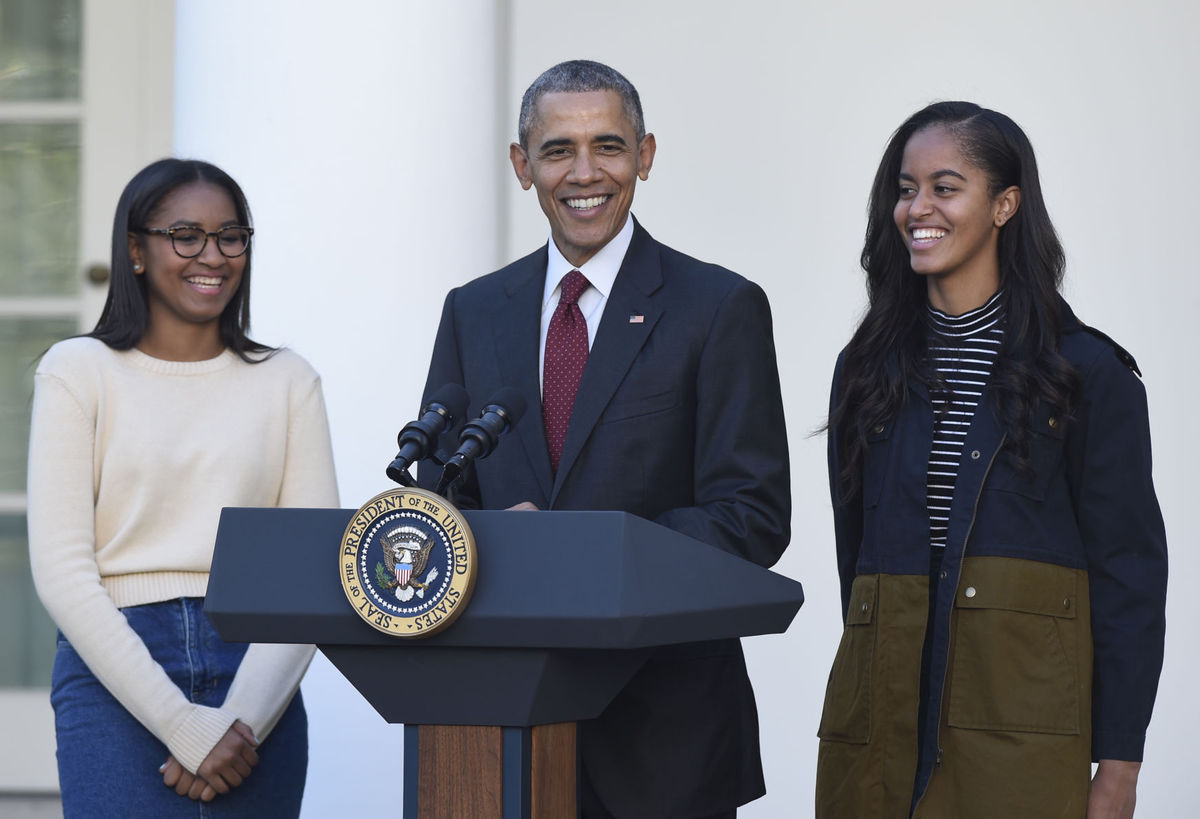 Sasha, Obama and Malia pardon turkey 2015