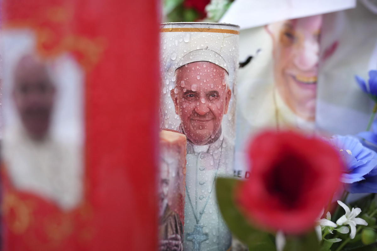 Imagenes de velas y flores para el papa Franciso 02-25-2025