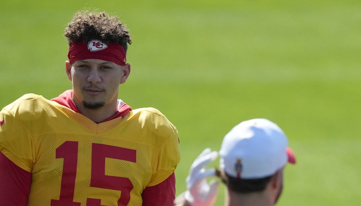 Patrick Mahomes talks with Anthony Firkser during a practice in New Orleans 02-05-2025