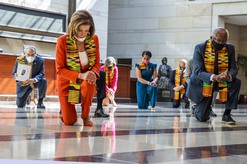 Pelosi kente kneeling