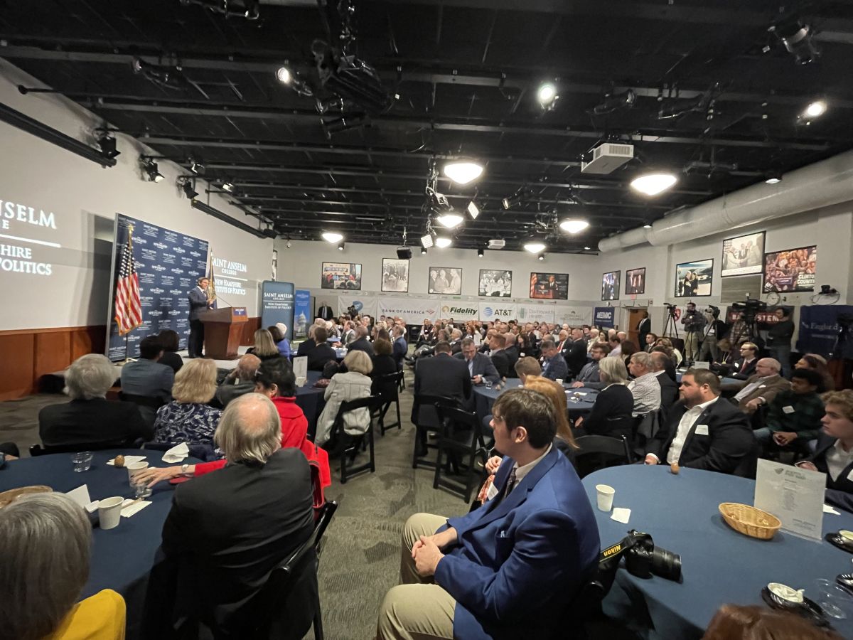 Politics & Eggs wide shot, Nashua, N.H., 10-13-2023