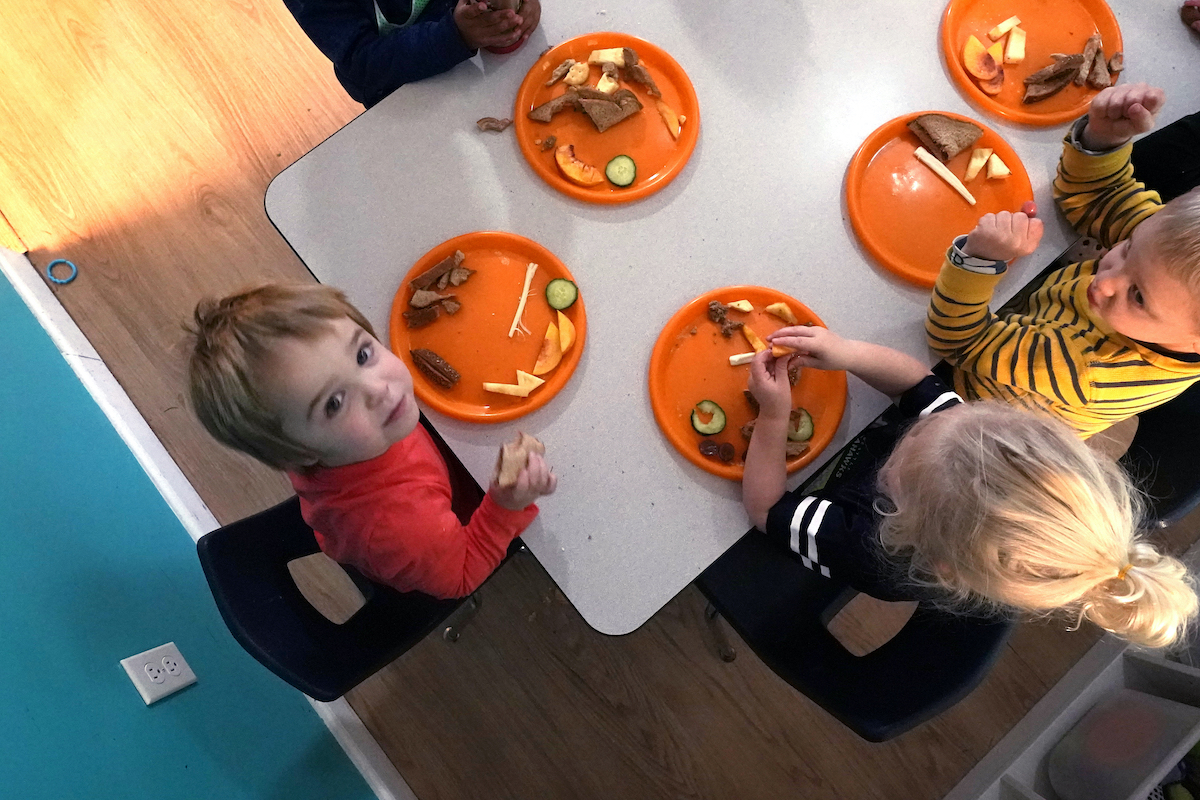 Preschool kids eat lunch 10-25-21 in Washington state