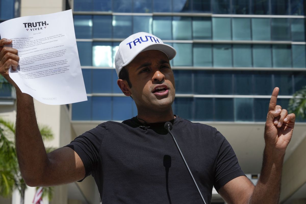Vivek Ramaswamy outside Florida courthouse