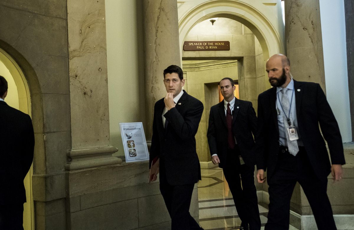Speaker Ryan walking (photo)