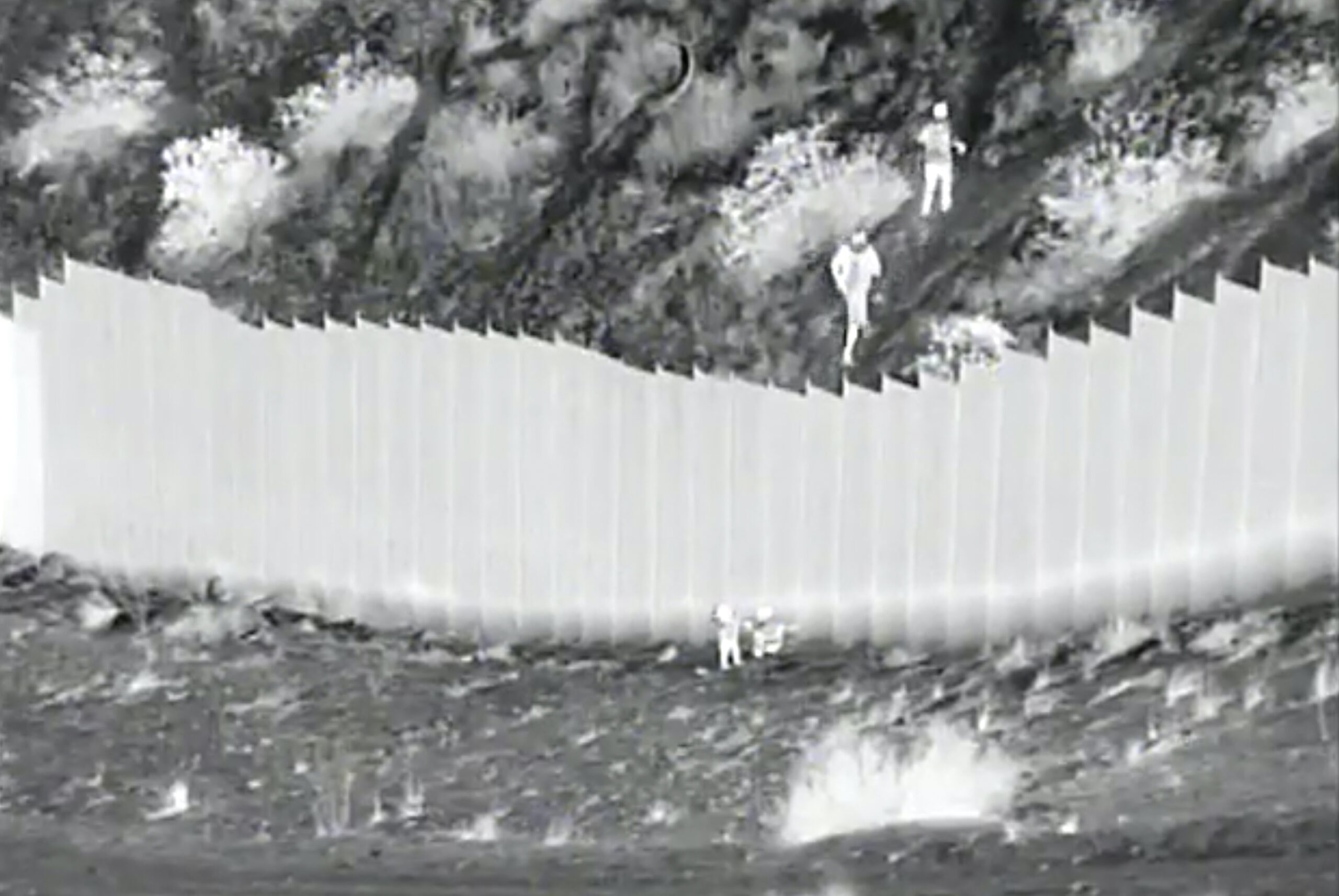 Smugglers drop migrant children fence photo