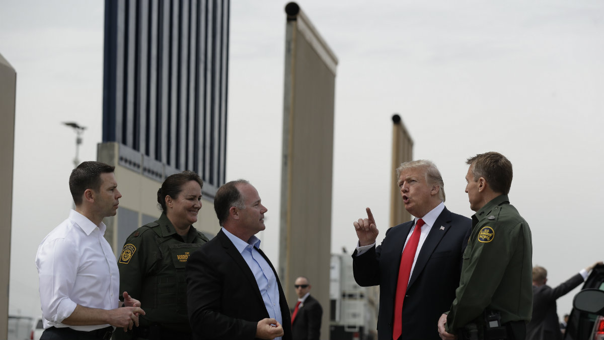 Trump at border AP photo, r