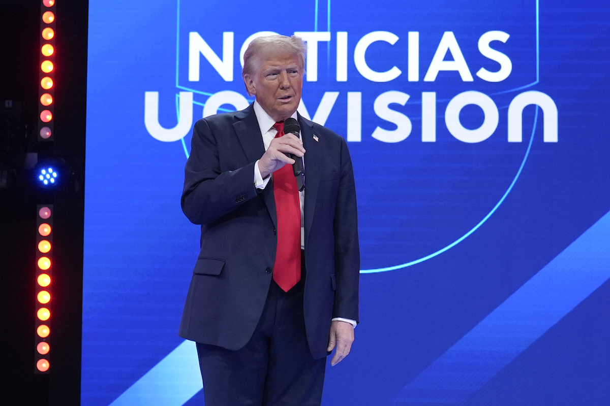 Trump hablando durante foro de Univision 2024