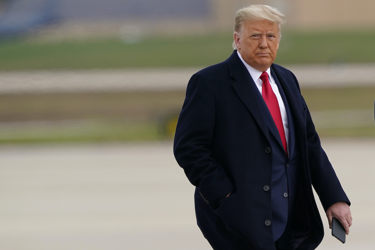 Trump walking on tarmac