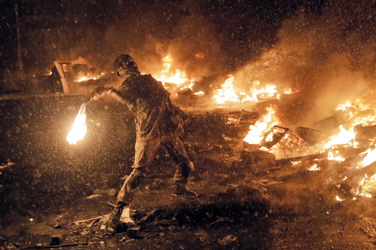 Ukrainian protester throws Molotov cocktail on January 22, 2014